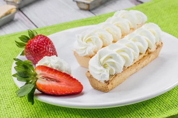 Morangos e sobremesa tradicional checa doce - Caixão minúsculo com creme de chicote — Fotografia de Stock