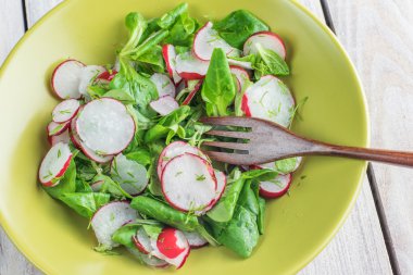 Dereotu ahşap çatal ile turp salatası üzerinde Üstten Görünüm