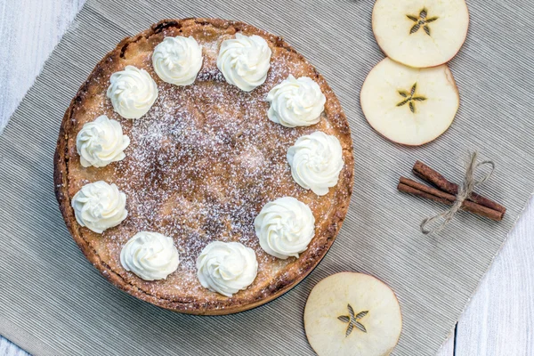 Top View on Apple Pie with Whipped Cream with Cinnamon and Apple — Stock Photo, Image