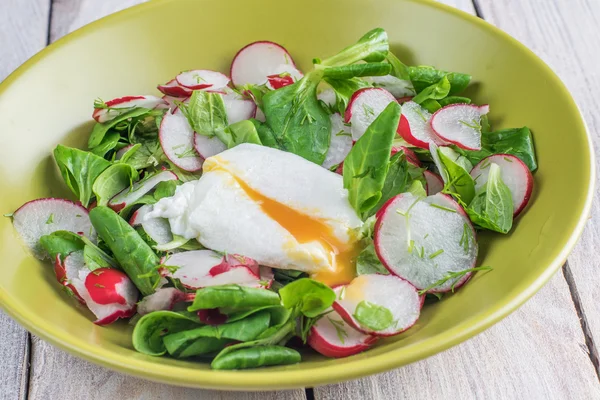 Yeşil bir tabak haşlanmış yumurta ile turp salatası