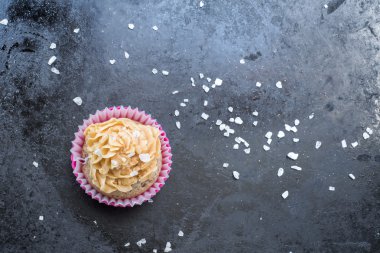Muffin karamel ve P pişirme siyah deniz tuzu ile üzerinde Üstten Görünüm