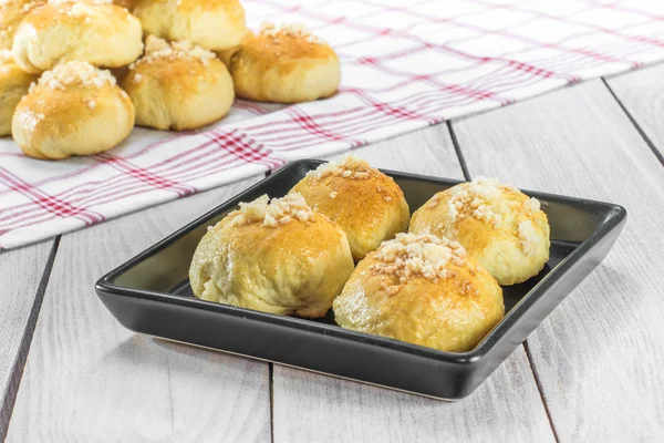 Çek geleneksel Düğün Pastalar siyah bir tepsi üzerinde Curds