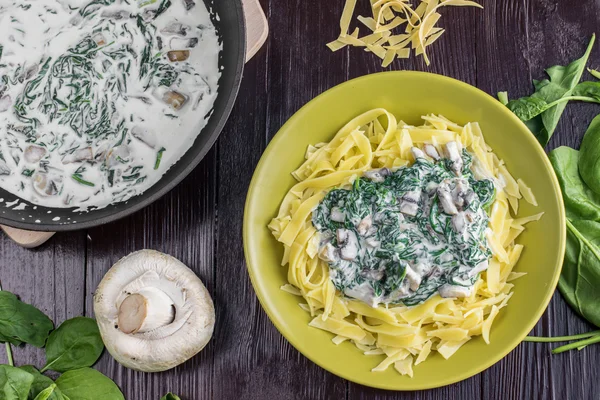 Ispanak, Krema ve Champignon Mantarı ile Makarna üzerine ÜstTen Görünüm o
