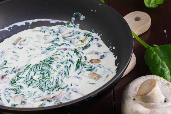 Tavada Ispanak ve Champignon Mantarı ile Krem Sos