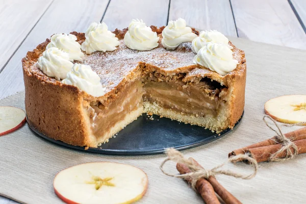 Torta di mele affettata con panna montata con cannella e Apple Slic — Foto Stock