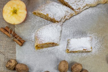 Bir Pişirme Kağıdı Üst Şekerli Ev Yapımı Elma Strudel Detay