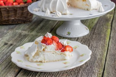 Çilek Dilim Pavlova Kek 