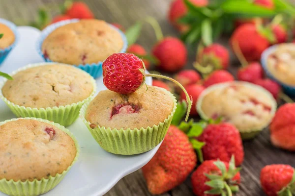 Detalj på en jordgubbs-och mynta muffins på en vit tallrik med SM — Stockfoto