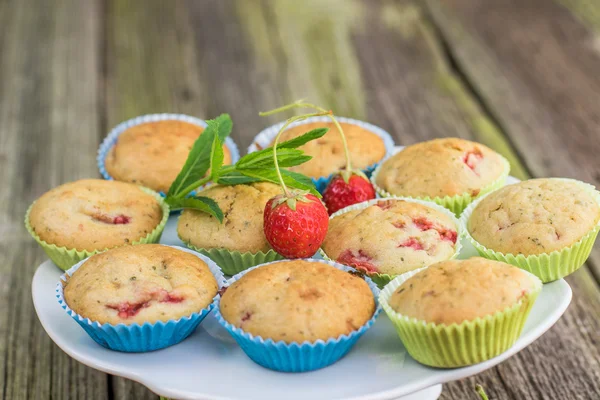 Jordgubbs-och Myntmuffins med liten jordgubb — Stockfoto