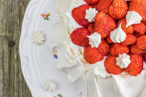 Top View Detaliu pe un tort Pavlova de căpșuni pe o placă albă — Fotografie, imagine de stoc