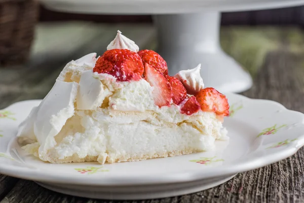 Dettaglio su una fetta di torta di fragole Pavlova — Foto Stock