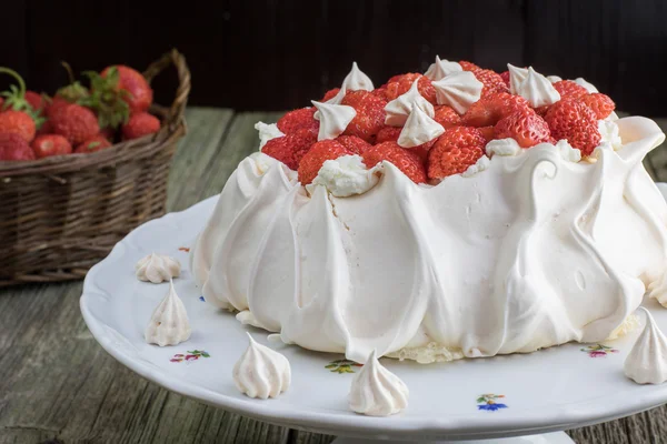 Torta di fragole Pavlova su un piatto da dessert bianco — Foto Stock