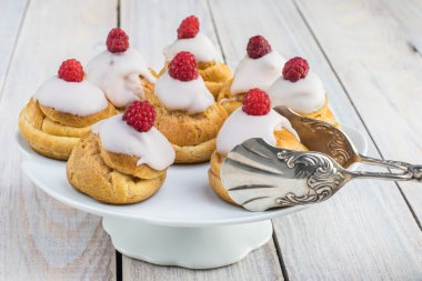 Beyaz Tabak zekâ beyaz çikolata ile Ahududu Profiteroles