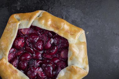 Siyah Backgroun Rustical Ekşi Kiraz Pasta Ayrıntılı Top View