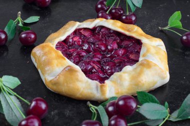 Birkaç ekşi che ile Siyah Arka Plan üzerinde Rustical Ekşi Kiraz Pasta