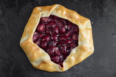 Siyah Arka Plan Üzerinde Rustical Ekşi Kiraz Pasta Top View