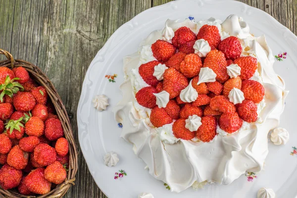 Top View Detalhe de um bolo de morangos Pavlova em uma placa branca — Fotografia de Stock