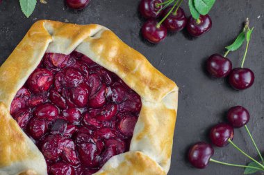 Bir ile Siyah Arka Plan Üzerinde Rustical Ekşi Kiraz Pasta Top View 