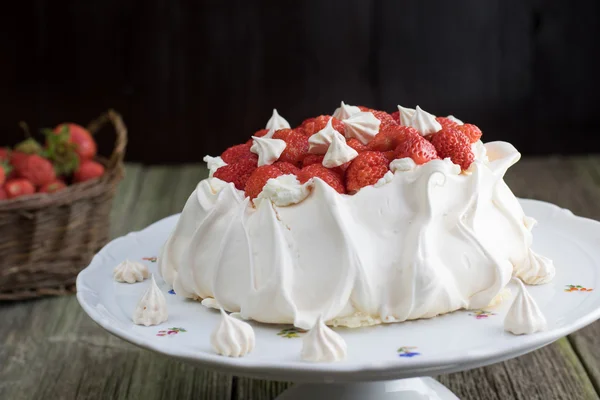 Strawberries Pavlova Cake with Whipped Cream on a White Plate — Stock Photo, Image