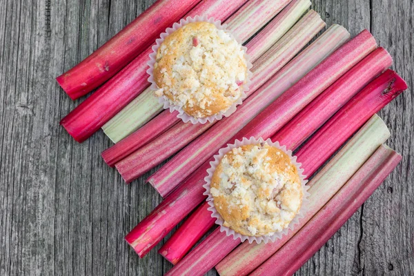 Bir rhubarb perio üzerinde kağıt bardak iki Rhubarb muffins Top View