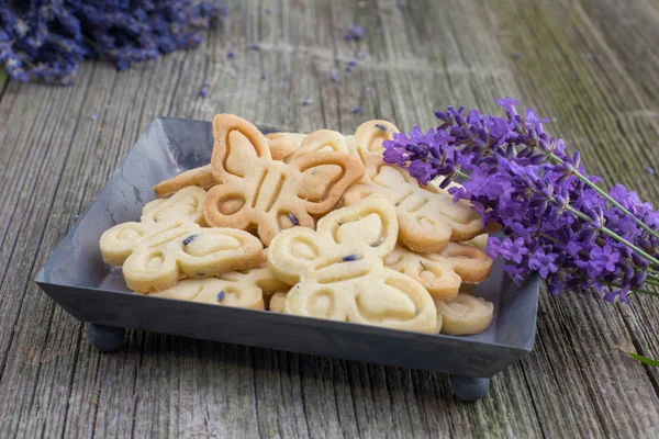 Fjärilar smör kex Cookies med lavendel på arksfack — Stockfoto