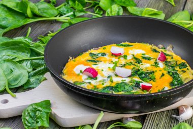 Tavada ıspanaklı omlet