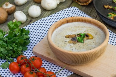 Kremsi Champignon çorba sote Champignon ahşap kase