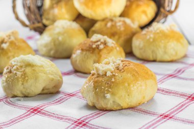 Çek geleneksel Düğün Pastalar beyaz-kırmızı kumaş üzerine Curds
