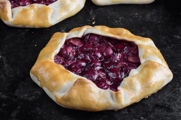 Rustical vişne pasta siyah arka plan üzerine