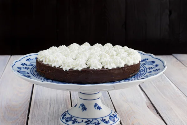 Üzerinde mavi bir soğan Pla krem şanti ile düşük yükseklik çikolatalı kek