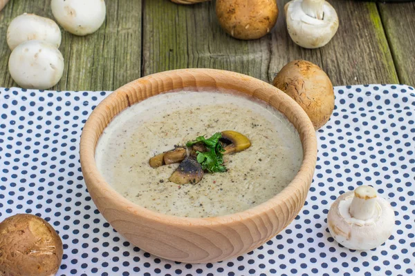 Cremosa sopa de champiñón en tazón de madera con champiñón salteado —  Fotos de Stock