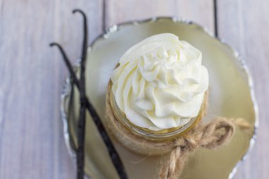 Vannila Pod ile pişmiş muhallebi krem şanti üzerinde Üstten Görünüm