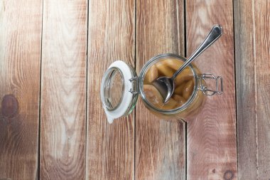 Kaşık ile cam kavanoza korunmuş armut kompostosu