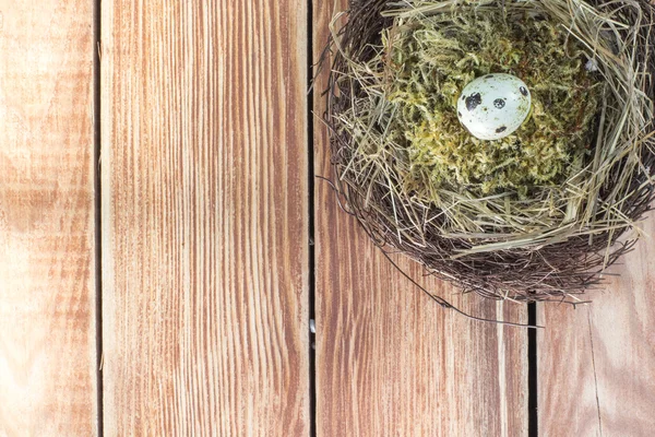 Wicker boet med vaktel ägg ovanifrån — Stockfoto