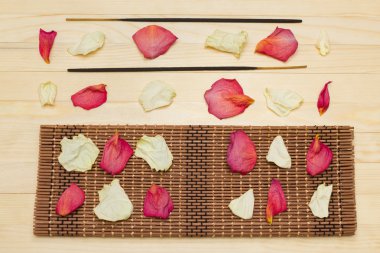 iki tütsü sopa ve bambu sopası ile mum