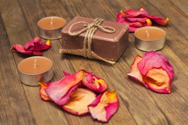 mum ve kuru gül yaprağı ile banyo sabunu