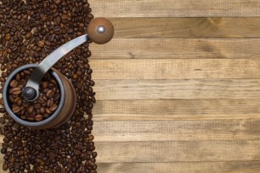 Kahve değirmeni ve şerit kahve çekirdekleri