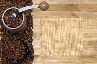 Kahve değirmeni ve şerit kahve çekirdekleri