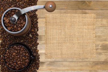 Kahve değirmeni ve şerit kahve çekirdekleri