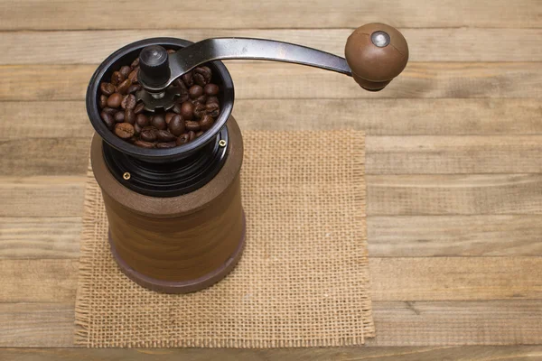 Кавоварка повна кавових зерен на дерев'яній — стокове фото