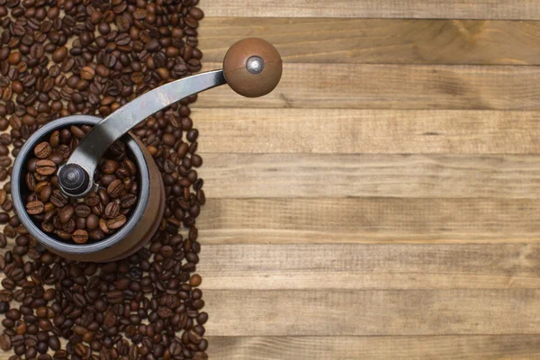 Moulin à café et bande grains de café — Photo