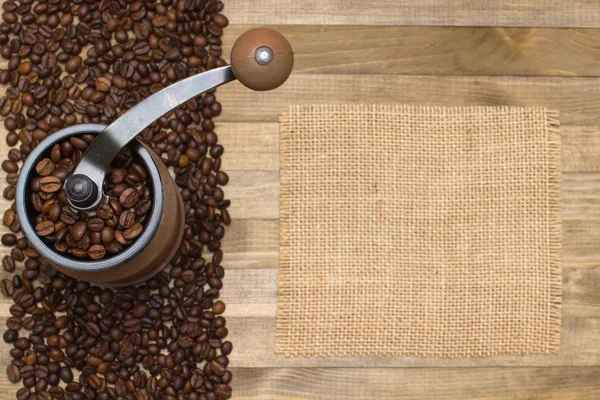 コーヒーミルとコーヒー豆のストリップ — ストック写真
