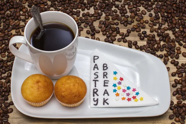 Café preto e composição pastelaria — Fotografia de Stock