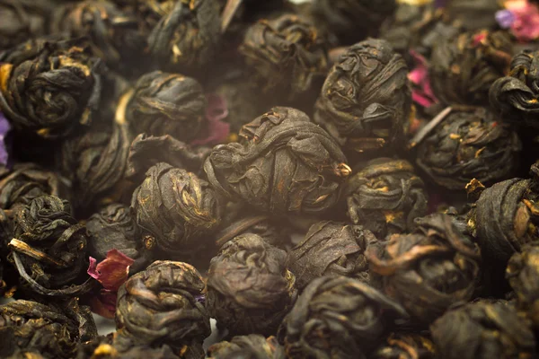 Китайский черный чай листья шарики с цветами — стоковое фото