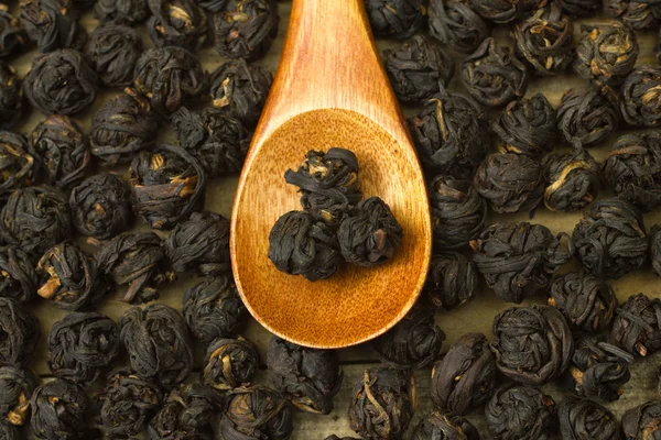 Китайские шары из листьев чая внутри деревянной ложки — стоковое фото
