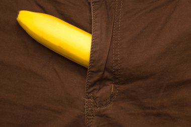muz meyve kot pantolon içinde