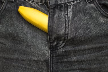 muz meyve kot pantolon içinde