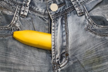 Prezervatif kot pantolon içinde muz meyve