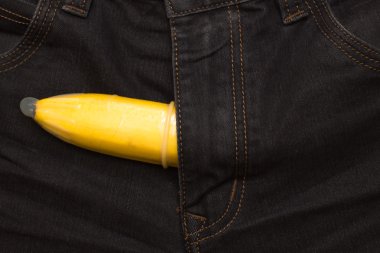 Prezervatif kot pantolon içinde muz meyve