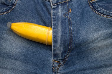 Prezervatif kot pantolon içinde muz meyve